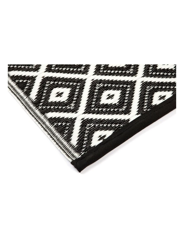 Fab Habitat 180x270cm Kimberley Black and White Recycled Plastic Outdoor Rug and Mat 3 Fab Habitat 180x270cm Kimberley Black and White Recycled Plastic Outdoor Rug and Mat - Image 3