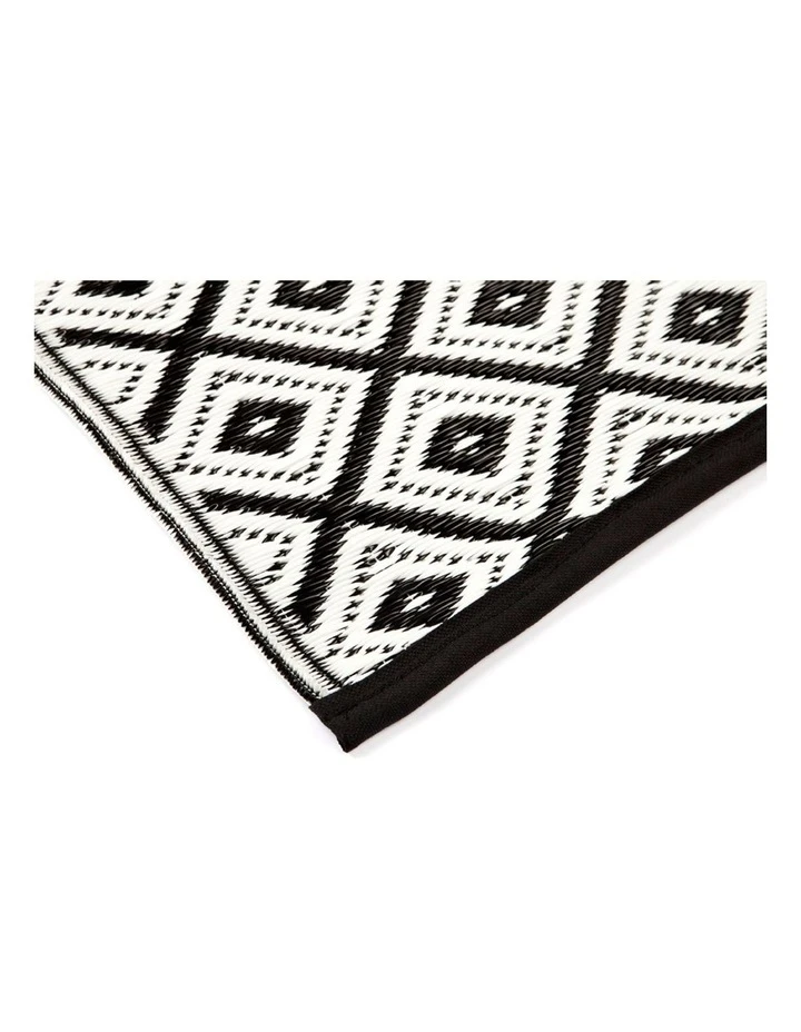 Fab Habitat 180x270cm Kimberley Black and White Recycled Plastic Outdoor Rug and Mat 4 Fab Habitat 180x270cm Kimberley Black and White Recycled Plastic Outdoor Rug and Mat - Image 4